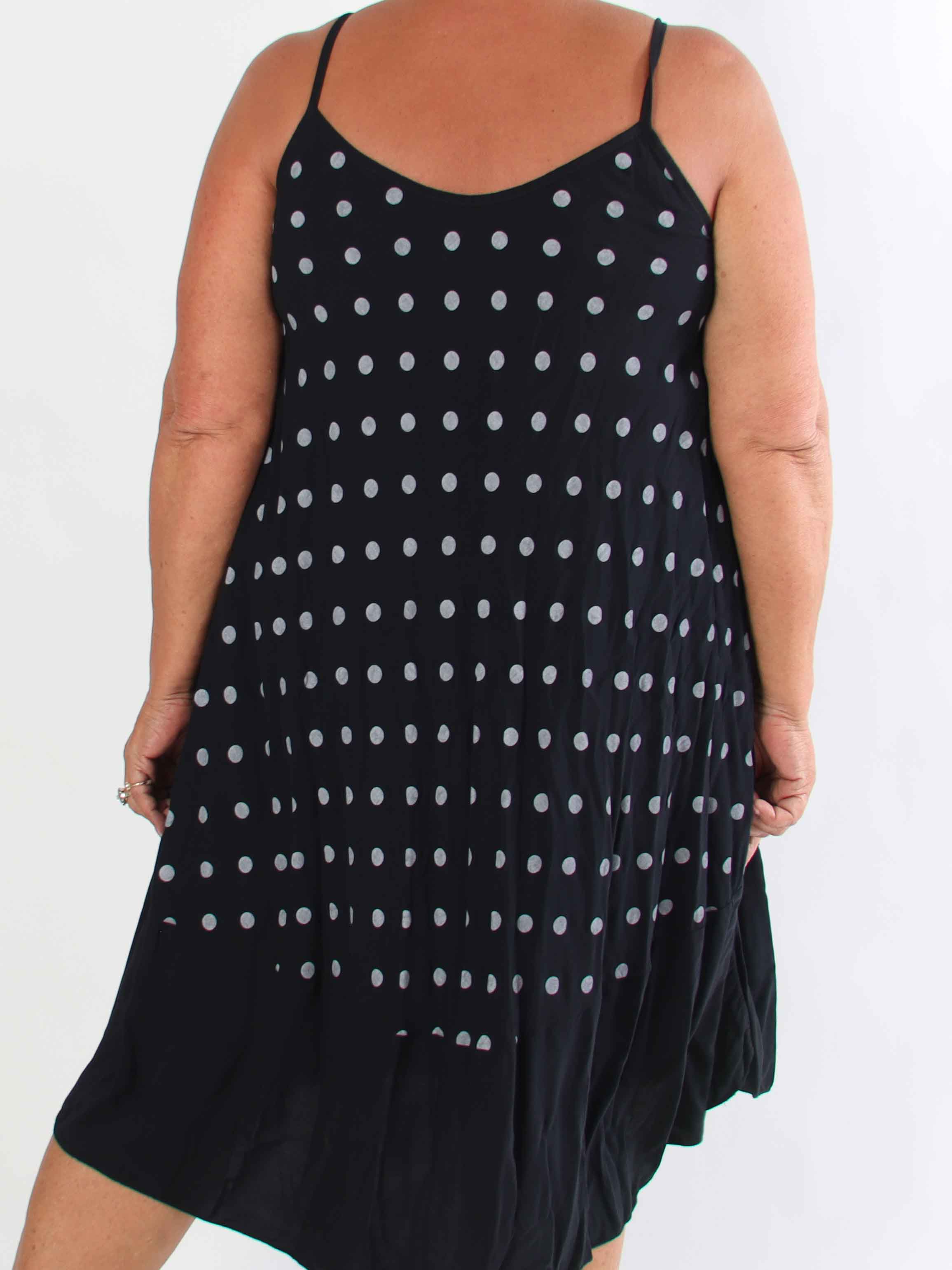 Sahra - Plus size kjole i viskosestof med prikker og tynde stropper